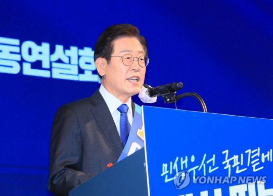 더불어민주당 8·28 전당대회 지역 순회 경선 둘째 날인 7일 제주시 난타호텔에서 열린 제주지역 합동연설회에서 이재명 당 대표 후보가 정견을 발표하고 있다. <연합뉴스>